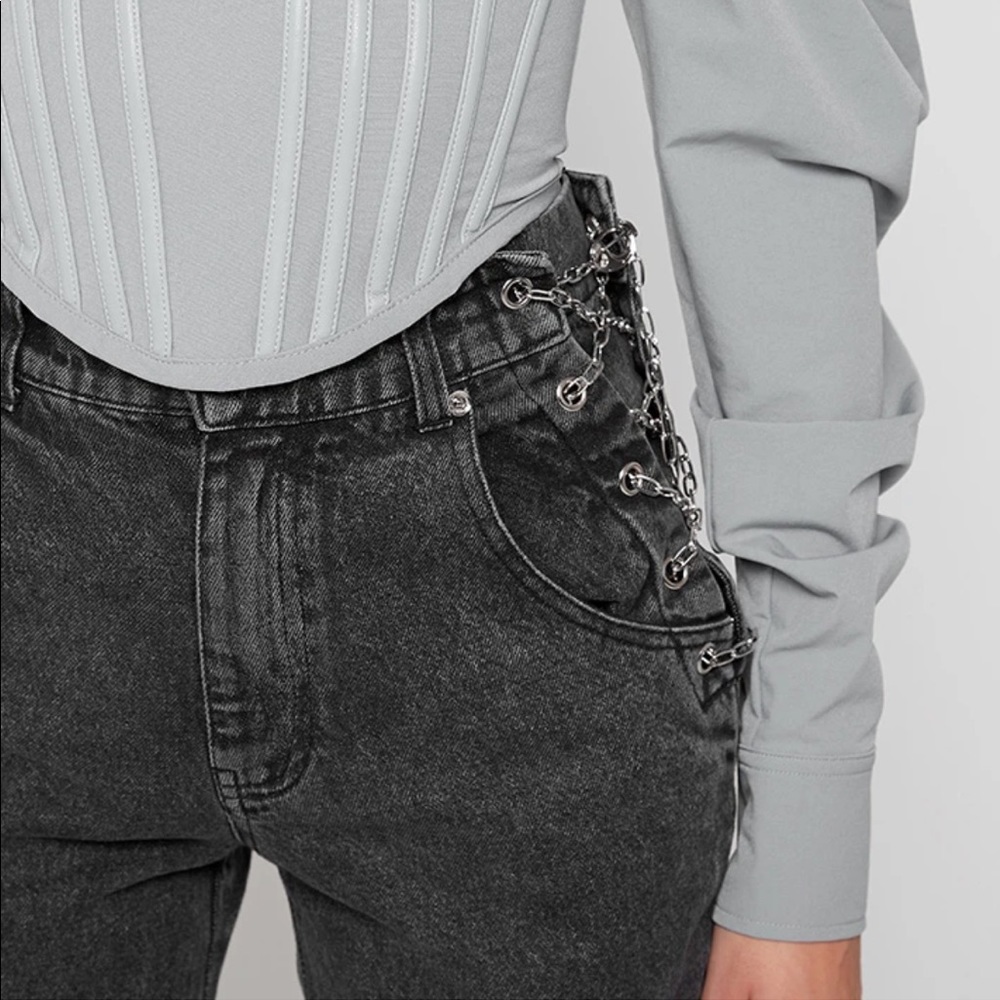 brand new cross chain mom jeans in black